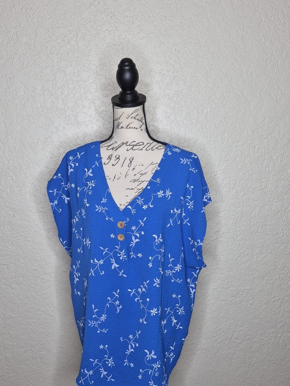 Cure. Floral Embroidered Detail Top Size 2XL
